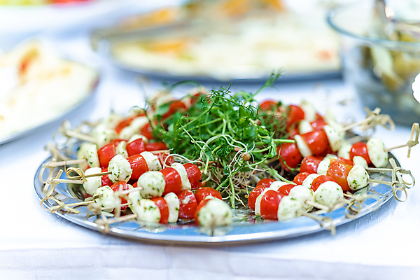 포토 JPG 해외이미지 전통 접시 음식 백그라운드 잎 다이어트 토마토 채소 재료 탁자 치즈 건강 요리 사람없음 가로 빨간색 초록색 빛 컬러풀 식사 저녁식사 이탈리아 샐러드 흰색 신선 체리 클래식 정상 먹기 허브 날것 후추 바질 점심식사 모짜렐라치즈 채식주의자 카프레제 해외포토 식물 식기 유럽 컬러 가구 컨셉 과일 모션 유제품 향신료 채식 파일형식 이미지허브