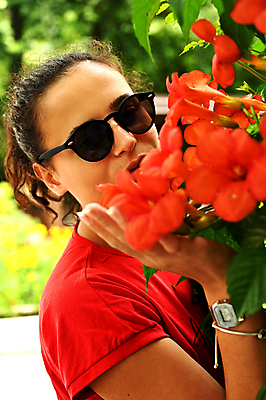 포토 JPG 해외이미지 식물 백인 공원 꽃 얼굴 꽃무늬 휴식 건강 그림자 한명 미소 사람 성인 야외 초록색 여름 햇빛 태양 유행 맑음 화장품 흰색 신선 자신감 우아함 보호 입술 신분 미니멀 해외포토 자연요소 서양인 1 계절 공공시설 감정 컬러 컨셉 무늬 날씨 표정 신체부위 뷰티 파일형식 이미지허브