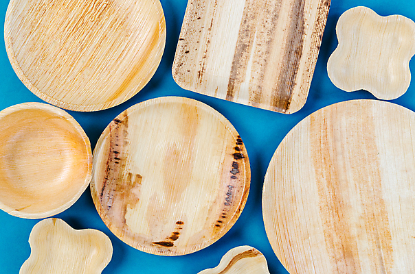 포토 JPG 해외이미지 실내 사람없음 자연보호 에코 친환경 파란배경 에코라이프 나무그릇 나무받침 나무쟁반 나무접시 친환경제품 제로웨이스트 해외포토 라이프스타일 그릇 접시 백그라운드 자연 쟁반 내부 목재 파란색 환경 그린캠페인 보호 사회이슈 받침대 파일형식 이미지허브