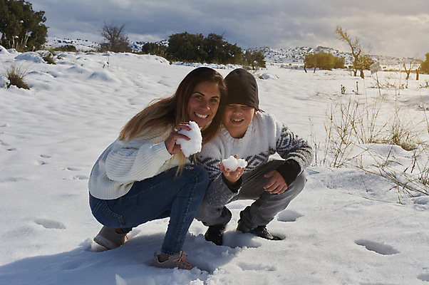 포토 JPG 해외이미지 계절 행복 어린이 2 겨울 밭 가족 자연 놀이 함께함 따뜻함 웃음 사람 소년 야외 두명 친구 달리기 노란색 점프 검은색 추위 흰색 시골 당기기 작음 12월 11월 서리 언니 해외포토 남자 감정 컬러 컨셉 농업 관계 모션 표정 날짜 크기 생태계 자매 파일형식 이미지허브