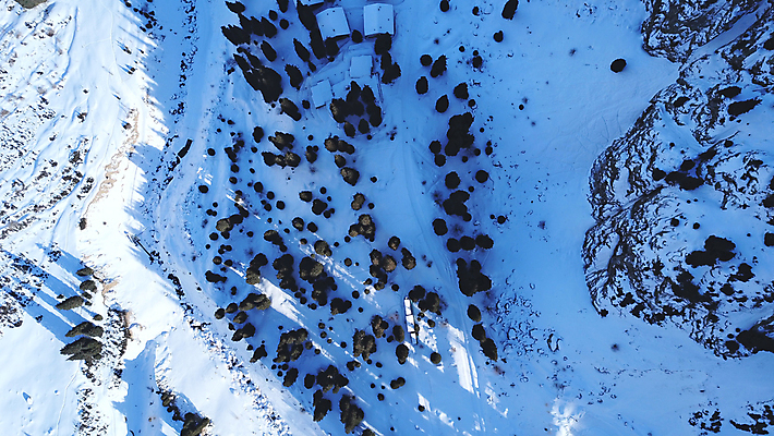 포토 JPG 해외이미지 나무 계절 도로 스포츠 여행 겨울 자국 자연 하늘 산 안테나 그림자 사람 풍경 사람없음 야외 파란색 태양 골짜기 계곡 얼음 산책 추위 흰색 정상 숲 위험 오르기 암초 드론 절정 조감도 카자흐스탄 눈내림 해외포토 자연요소 식물 아시아 길 컬러 컨셉 통신 교통시설 모션 휴식 눈_날씨 생태계 파일형식 이미지허브