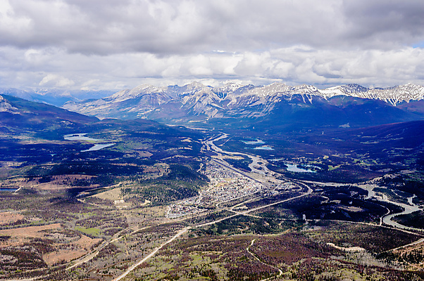 포토 JPG 해외이미지 나무 구름 공원 도로 캐나다 자연 하늘 날씨 산 거리 그림자 풍경 사람없음 야외 여름 강 마을 환경 계곡 황무지 정상 숲 땅 고도 언덕 휴양지 산등성이 지역 타운 내추럴 삼림지대 앨버타 절정 해외포토 자연요소 식물 계절 공공시설 길 북아메리카 교통시설 장소 도시 생태계 파일형식 이미지허브