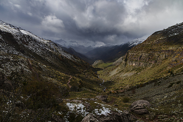 포토 JPG 해외이미지 나무 식물 여행 겨울 자연 하늘 산 파노라마 풍경 경사 사람없음 야외 파란색 뷰티 계곡 냉동 얼음 침묵 하이킹 추위 가을 바위 흰색 소나무 스페인 숲 언덕 빙하 장면 전나무 아라곤 스카이라인 흐림 절정 폭풍우 해외포토 자연요소 계절 유럽 컬러 레저 날씨 촬영기법 소리 돌_바위 비_날씨 자연재해 생태계 파일형식 이미지허브