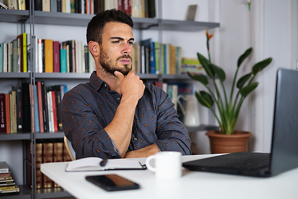 포토 JPG 해외이미지 백인 직업 학생 라이프스타일 남자 거실 인터넷 비즈니스 사업가 통신 학교 탁자 휴식 수염 아파트 주택 대화 한명 사람 성인 내부 노트북 스마트폰 핸드폰 컴퓨터 소파 사무실 공책 업무 작업 비즈니스맨 시원함 사이버 집중 책상 대학교 온라인 스타일 해외포토 서양인 1 교육 가구 컨셉 의자 문구용품 말하기 건물 생활 전자제품 스마트기기 직장인 파일형식 이미지허브