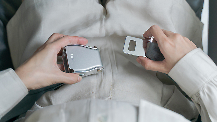 포토 JPG 해외이미지 손 여자 여행 의자 교통시설 비행기 안전 사람 앉기 사람없음 여행객 벨트 보호 위험 사건 항공 예방 잠금 보안 승객 이륙 대패 돌봄 스트랩 잠금해제 착륙 해외포토 잡화 가구 교통 컨셉 항공교통 모션 대중교통 신체부위 시설 파일형식 이미지허브