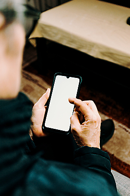 포토 JPG 해외이미지 백인 1 여자 행복 할머니 인터넷 비즈니스 통신 손가락 주택 사람 사람없음 스크린 공백 터치 정보 흰색 잡기 메시지 연결 은퇴 사이버 무선전화기 전화기 스마트 부름 보여주기 온라인 세대 소셜 터치스크린 해외포토 서양인 손 노년 감정 컬러 컨셉 모션 건물 파일형식 이미지허브