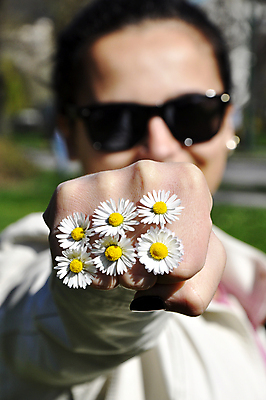 포토 JPG 해외이미지 식물 라이프스타일 공원 여자 꽃 여유 꽃무늬 밭 자연 하늘 한명 사람 풍경 잔디 야외 초록색 여름 파란색 햇빛 태양 평화 정원 맑음 봄 흰색 시골 신선 땅 허브 데이지 냄새 내추럴 해외포토 자연요소 1 계절 공공시설 감정 컬러 컨셉 무늬 농업 날씨 생활 생태계 파일형식 이미지허브