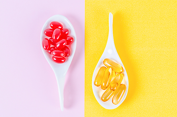 포토 JPG 해외이미지 의학 실내 사람없음 알약 약 숟가락 노란배경 분홍색배경 해외포토 분홍색 백그라운드 수저 내부 노란색 파일형식 이미지허브