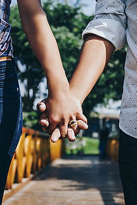 포토 JPG 해외이미지 백인 라이프스타일 커플 여자 기념일 남자 결혼 백그라운드 2 데이트 손가락 가족 관계 결혼식 남편 함께함 발렌타인데이 관리 사랑 사람 성인 사람없음 야외 노란색 일몰 우정 터치 축하 반지 잡기 결합 열정 약혼 해외포토 서양인 손 감정 컬러 컨셉 장신구 모션 데이이벤트 이벤트 생활 친구 노을 약속 파일형식 이미지허브