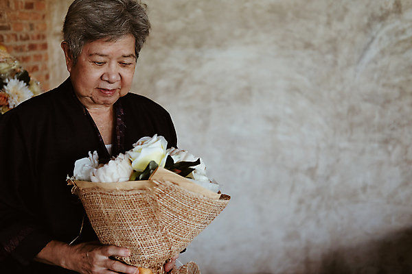 포토 JPG 해외이미지 라이프스타일 여자 노년 꽃 행복 할머니 꽃다발 선물 한명 미소 잡기 은퇴 옛날 해외포토 식물 1 감정 모션 표정 사람 성인 생활 파일형식 이미지허브