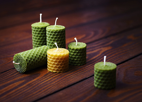 포토 JPG 해외이미지 종교 백그라운드 오렌지 촛불 탁자 불 불꽃 따뜻함 사람없음 목재 장식 초록색 빛 갈색 노란색 검은색 어둠 야간 벌 에코 질감 빛망울 벌집 내추럴 연소 광 밀랍 심지 옛날 왁스 핸드메이드 해외포토 자연요소 나무 컬러 가구 곤충 과일 재료 초 환경 파일형식 이미지허브