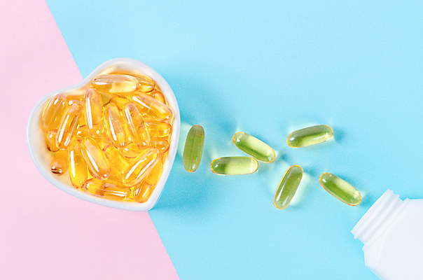 포토 JPG 해외이미지 그릇 의학 실내 사람없음 알약 약 하트 약병 담기 파란배경 분홍색배경 해외포토 모양 식기 분홍색 백그라운드 모션 내부 파란색 병_담는 파일형식 이미지허브