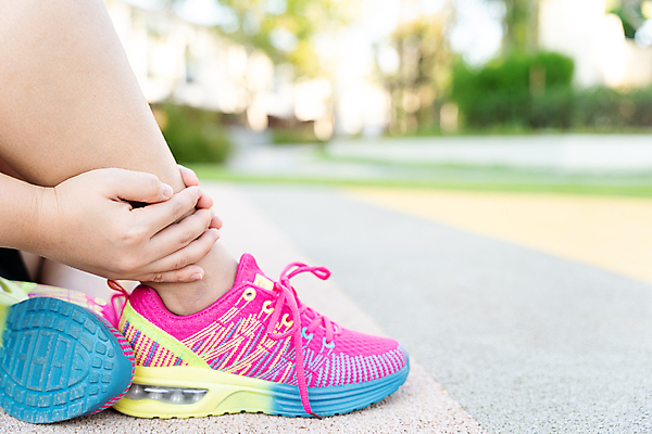 포토 JPG 해외이미지 여자 건강 한명 서기 성인 고통 하반신 다리 잡기 발목 발목통증 성인여자한명만 해외포토 1 감정 모션 발 사람 여자한명만 성인여자만 파일형식 이미지허브