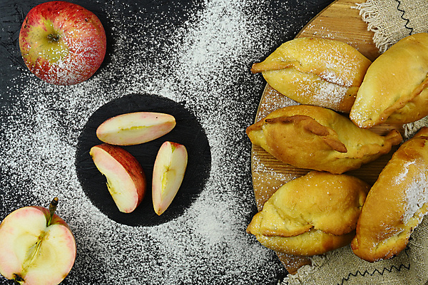 포토 JPG 해외이미지 전통 음식 과일 탁자 디저트 요리 사람없음 갈색 케이크 식사 저녁식사 껍질 시골 신선 황금 달콤 맛 아침식사 사과 작음 설탕 굽기 먹기 점심식사 폭식 러시아인 미니 시나몬 페스츄리 핸드메이드 해외포토 서양인 빵 컬러 가구 컨셉 모션 크기 구이 파일형식 이미지허브