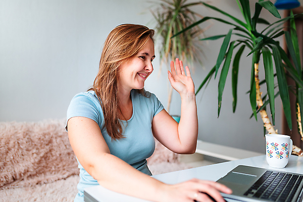 포토 JPG 해외이미지 백인 라이프스타일 응시 여자 행복 안경 인터넷 비즈니스 통신 탁자 거리 주택 실내 한명 미소 사람 앉기 성인 노트북 컴퓨터 공책 방 머그컵 업무 작업 비즈니스우먼 자신감 중앙 연결 전염병 해외포토 서양인 1 시선 잡화 감정 가구 모션 문구용품 표정 내부 건물 생활 컵 전자제품 직장인 질병 파일형식 이미지허브