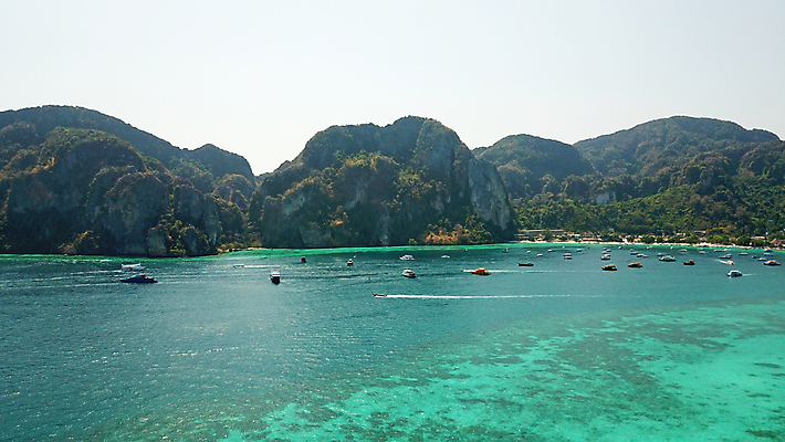 포토 JPG 해외이미지 나무 아시아 모래 파도 바다 섬 여행 요트 태국 자연 하늘 휴가 열대 산 안테나 사람없음 초록색 물 파란색 야자수 만 보트 산호 언덕 마야 드론 터키석 파라다이스 푸켓 그리너리 해외포토 자연요소 식물 나라 컬러 배_교통 통신 자포동물 보석 생태계 마야문명 파일형식 트랜드컬러 이미지허브