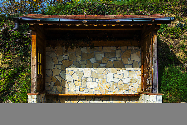 포토 JPG 해외이미지 여자 유럽 도로 벽 여행 벤치 교통시설 자연 거리 버스 사람 앉기 성인 사람없음 야외 여름 마을 이탈리아 흰색 시골 도시 기다림 역 아스팔트 사인 승객 타운 일반 그만 길가 혼자 해외포토 계절 나라 길 육상교통 컬러 교통 의자 모션 대중교통 시설 생태계 파일형식 이미지허브