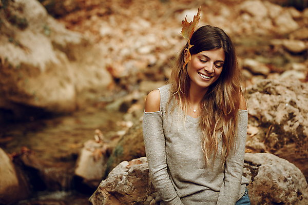 포토 JPG 해외이미지 백인 모델 긴머리 계절 공원 여자 행복 얼굴 단풍 잎 청소년 자연 건조 관리 한명 미소 사람 야외 뷰티 정원 가을 잡기 변화 숲 즐거움 만족 긍정 해외포토 서양인 식물 1 헤어스타일 공공시설 감정 컨셉 모션 표정 신체부위 생태계 파일형식 이미지허브