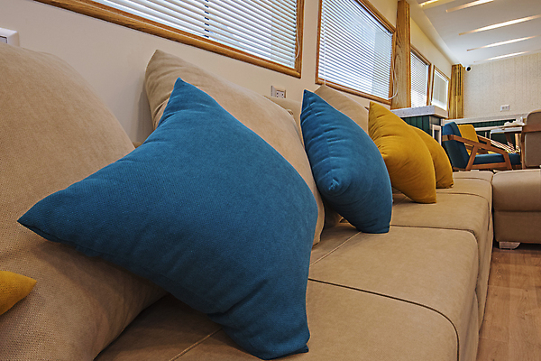 포토 JPG 해외이미지 여행 가구 쿠션 거실 요트 창문 휴가 주택 항해 실내 사람없음 내부 목재 장식 파란색 빛 소파 갈색 상점 기쁨 방 보트 고급 큼 크루즈 함선 나무바닥 시각장애인 해외포토 나무 감정 컬러 생활용품 컨셉 배_교통 의자 재료 바닥 건물 크기 장애인 파일형식 이미지허브