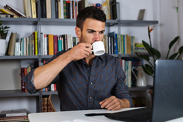 포토 JPG 해외이미지 백인 직업 학생 라이프스타일 남자 거실 인터넷 비즈니스 사업가 통신 학교 탁자 휴식 수염 아파트 주택 대화 한명 사람 성인 내부 노트북 스마트폰 핸드폰 컴퓨터 소파 사무실 공책 업무 작업 비즈니스맨 시원함 사이버 집중 책상 대학교 온라인 스타일 해외포토 서양인 1 교육 가구 컨셉 의자 문구용품 말하기 건물 생활 전자제품 스마트기기 직장인 파일형식 이미지허브