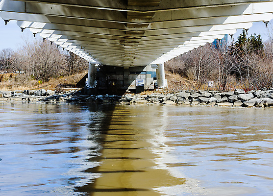 포토 JPG 해외이미지 여행 캐나다 건축양식 교통시설 그림자 사람없음 야외 물 강 금속 도시 고가도로 강가 아래 공학 토론토 넘어짐 철강 해외포토 자연요소 교육 건축 교통 북아메리카 모션 재질 고속도로 방향 시설 위치 파일형식 이미지허브