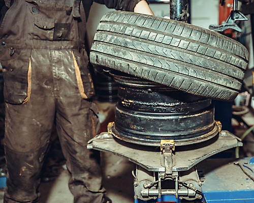 포토 JPG 해외이미지 직업 계절 산업 도로 교통시설 자동차 노동자 새로움 안전 사람없음 검은색 장비 공구 스패너 업무 바퀴 작업실 기술자 변화 수리 서비스 타이어 충격 고정 정비공 유지 교체 옛날 자동 차고 해외포토 길 육상교통 컬러 교통 컨셉 도구 작업 시설 파일형식 이미지허브