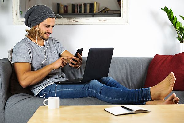 포토 JPG 해외이미지 백인 직업 학생 라이프스타일 남자 거실 인터넷 비즈니스 사업가 학교 탁자 모바일 휴식 아파트 주택 한명 사람 성인 내부 노트북 스마트폰 핸드폰 컴퓨터 사무실 헤드폰 공책 업무 작업 비즈니스맨 시원함 집중 책상 대학교 온라인 스타일 해외포토 서양인 1 교육 음향기기 가구 컨셉 문구용품 건물 생활 전자제품 스마트기기 직장인 파일형식 이미지허브