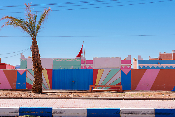 포토 JPG 해외이미지 나무 식물 전통 디자인 외관 벽 컨셉 무지개 패턴 건축양식 하늘 거리 주택 손바닥 사람없음 야외 건물 빨간색 파란색 도시풍경 컬러풀 노란색 문 마을 계곡 페인트 수확 깃발 도시 막대기 도심 질감 각도 슛 깃대 타운 모로코 강렬 옛날 해외포토 자연요소 건축물 손 건축 컬러 무늬 농업 아프리카 풍경 파일형식 이미지허브