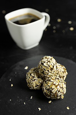 포토 JPG 해외이미지 접시 음식 백그라운드 다이어트 재료 공 디저트 건조 건강 사탕 씨앗 사람없음 목재 갈색 초콜릿 검은색 어둠 에너지 견과류 원형 날짜 사발 달콤 맛 가루 유기농 날것 코코넛 아몬드 코코아 단백질 채식주의자 핸드메이드 프랄린 비건 해외포토 도형 나무 식물 식기 웰빙 음료 컬러 컨셉 과일 사기그릇 채식 영양소 파일형식 이미지허브