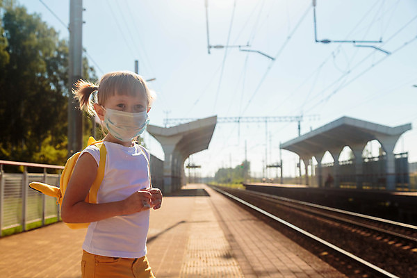 포토 JPG 해외이미지 백인 여자 얼굴 어린이 여행 교통시설 거리 건강 가면 한명 안전 사람 글로벌 여행객 건강관리 기차 도시 기다림 역 보호 질병 예방 감염 승객 소셜 전염병 해외포토 서양인 1 육상교통 교통 컨셉 의학 모션 대중교통 관리 신체부위 시설 파일형식 이미지허브