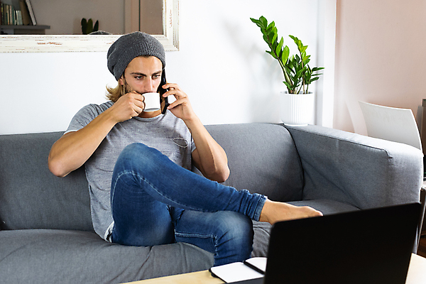 포토 JPG 해외이미지 백인 직업 학생 라이프스타일 남자 거실 인터넷 비즈니스 사업가 통신 학교 탁자 휴식 수염 아파트 주택 대화 한명 사람 성인 내부 노트북 스마트폰 핸드폰 컴퓨터 소파 사무실 공책 업무 작업 비즈니스맨 시원함 사이버 집중 책상 대학교 온라인 스타일 해외포토 서양인 1 교육 가구 컨셉 의자 문구용품 말하기 건물 생활 전자제품 스마트기기 직장인 파일형식 이미지허브