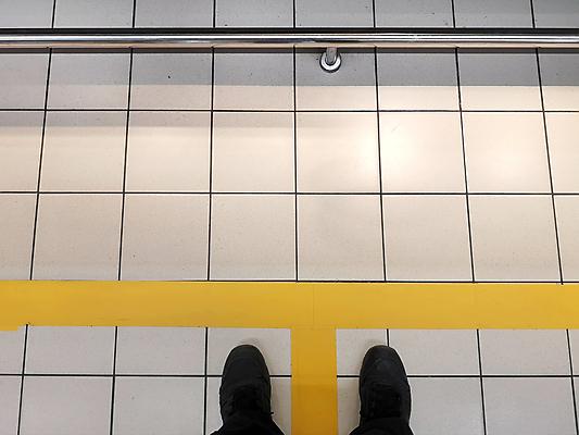 포토 JPG 해외이미지 선 컨셉 무늬 발 거리 바닥 건강 가면 안전 사람 사람없음 노란색 상점 펼침 시장 바이러스 보호 질병 약국 사인 예방 감염 일반 유지 그만 소셜 인플루엔자 전염병 해외포토 컬러 의학 모션 신체부위 파일형식 이미지허브