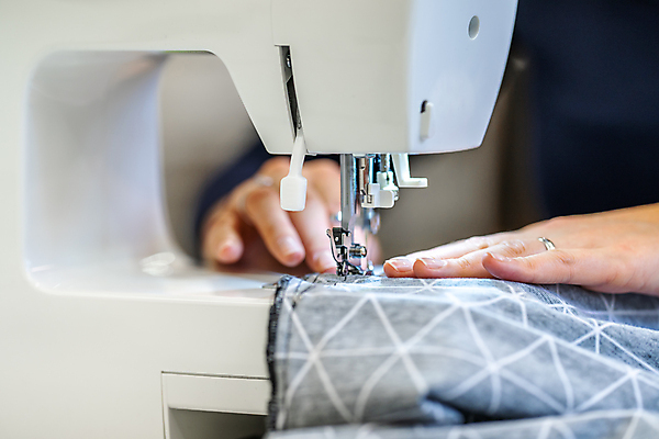 포토 JPG 해외이미지 직업 손 디자인 드레스 옷 산업 패턴 비즈니스 공장 노동자 관리 취미 사람없음 유행 금속 기계 장비 수확 공구 직물 업무 작업실 실 닫기 제조 바느질 묘사 복고 땀 수공예 재단 재단사 방법 핸드메이드 해외포토 무늬 농업 공업 모션 재질 신체부위 도구 작업 공예 파일형식 이미지허브