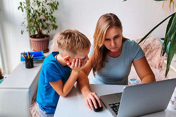 포토 JPG 해외이미지 백인 직업 라이프스타일 여자 교육 행복 아들 어린이 인터넷 비즈니스 통신 가족 탁자 엄마 거리 주택 함께함 실내 사람 앉기 소년 성인 두명 노트북 컴퓨터 공책 침묵 방 업무 작업 연결 돌봄 전염병 프리랜서 해외포토 서양인 남자 감정 가구 컨셉 관계 모션 문구용품 내부 건물 생활 전자제품 소리 질병 파일형식 이미지허브
