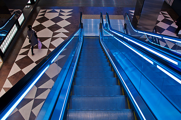 포토 JPG 해외이미지 라이프스타일 디자인 여행 회사 비즈니스 건축양식 교통시설 모션 유리 바닥 실내 사람 성인 사람없음 내부 건물 파란색 빛 쇼핑 사무실 계단 상점 금속 도시 작업 보행자 센터 시장 역 쇼핑몰 무역 에스컬레이터 단계 블러 해외포토 건축물 건축 산업 컬러 교통 재질 생활 시설 파일형식 이미지허브