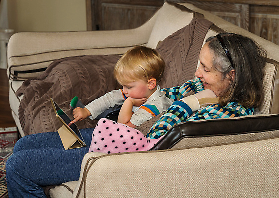 포토 JPG 해외이미지 백인 라이프스타일 여자 노년 행복 할머니 어린이 인터넷 가족 상상 놀이 손자 주택 함께함 실내 미소 사람 앉기 소년 성인 두명 컴퓨터 소파 태블릿 알약 탐험 작음 은퇴 손주 걸음마 조부모 터치스크린 해외포토 서양인 남자 감정 컨셉 의자 관계 모션 표정 내부 건물 생활 전자제품 스마트기기 약 크기 파일형식 이미지허브