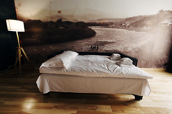 포토 JPG 해외이미지 가구 장신구 창문 베개 호텔 프레임 실내 사람없음 바캉스 수건 침실 침대 램프 호캉스 해외포토 생활용품 침구 숙소 휴가 조명 내부 위생용품 파일형식 이미지허브