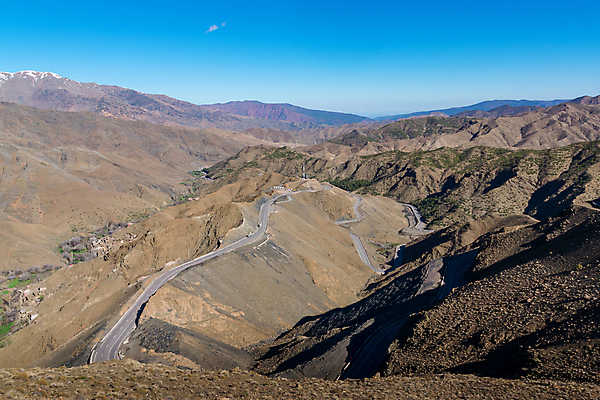 포토 JPG 해외이미지 도로 여행 컨셉 곡선 교통시설 아프리카 자동차 자연 산 안테나 풍경 사람없음 야외 여름 계곡 운전 사막 위험 가난 아스팔트 언덕 북쪽 모로코 통과 방법 옛날 절정 지그재그 지도책 해외포토 계절 나라 길 선 육상교통 교통 통신 모션 책 방향 시설 생태계 파일형식 이미지허브