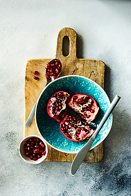 포토 JPG 해외이미지 접시 회색배경 사람없음 칼 석류 나무도마 석류알 해외포토 식기 백그라운드 과일 도마 목재 회색 파일형식 이미지허브