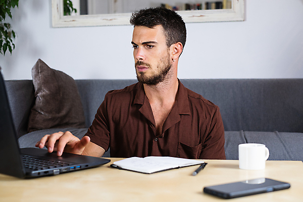 포토 JPG 해외이미지 백인 직업 학생 라이프스타일 남자 거실 인터넷 비즈니스 사업가 통신 학교 탁자 휴식 수염 아파트 주택 대화 한명 사람 성인 내부 노트북 스마트폰 핸드폰 컴퓨터 소파 사무실 공책 업무 작업 비즈니스맨 시원함 사이버 집중 책상 대학교 온라인 스타일 해외포토 서양인 1 교육 가구 컨셉 의자 문구용품 말하기 건물 생활 전자제품 스마트기기 직장인 파일형식 이미지허브