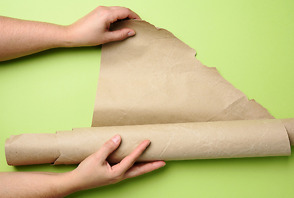 포토 JPG 해외이미지 손 종이 신체부위 연두색 갈색 잡기 두루마리 찢어짐 접기 포장소품 종이호일 해외포토 컬러 포장 모션 사람 초록색 오브젝트 포장재료 파일형식 이미지허브