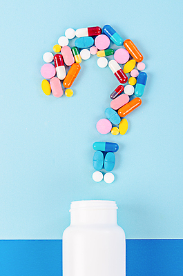 포토 JPG 해외이미지 의학 실내 사람없음 알약 약 물음표 약병 파란배경 해외포토 기호 백그라운드 내부 파란색 병_담는 파일형식 이미지허브