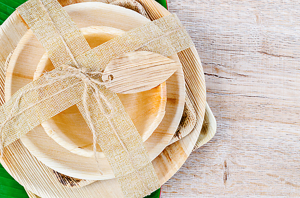 포토 JPG 해외이미지 종이 실내 사람없음 세트 하이앵글 꼬리표 자연보호 묶기 에코 친환경 에코라이프 노끈 나뭇잎모양 나무그릇 나무접시 친환경제품 제로웨이스트 나무배경 해외포토 모양 라이프스타일 그릇 접시 줄 뷰포인트 백그라운드 모션 자연 나뭇잎 내부 목재 라벨 환경 그린캠페인 보호 사회이슈 파일형식 이미지허브