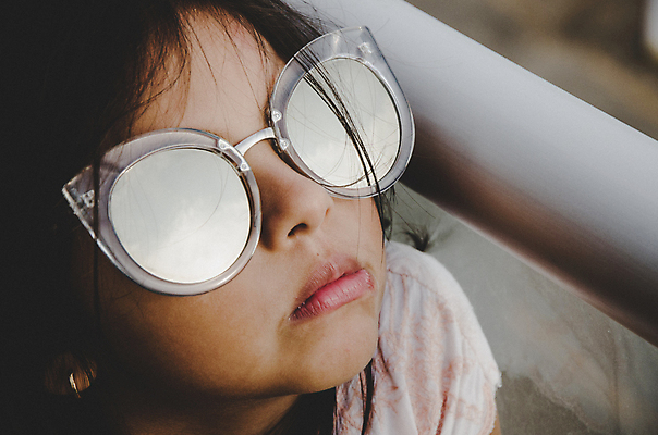 포토 JPG 해외이미지 백인 모델 1 여자 행복 감정 얼굴 어린이 분홍색 백그라운드 장난 왕관 관리 한명 사람 컬러풀 금발 선글라스 뷰티 유행 거품 흰색 표현 화려 불기 고립 잇몸 해외포토 서양인 헤어스타일 안경 컬러 컨셉 신체 모션 신체부위 파일형식 이미지허브