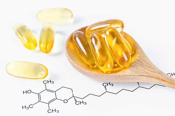 포토 JPG 해외이미지 의학 실내 사람없음 알약 약 노란색 흰배경 나무숟가락 화학식 해외포토 컬러 백그라운드 내부 숟가락 흰색 공식 파일형식 이미지허브