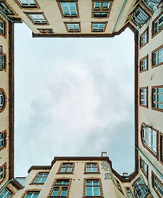 포토 JPG 해외이미지 디자인 외관 유럽 여행 건축양식 창문 하늘 지붕 거리 주택 미술 사람없음 야외 건물 파란색 수확 도시 정사각형 상승 타운 폴란드 공동주택 안뜰 옛날 바르샤바 해외포토 도형 건축물 건축 나라 컬러 컨셉 농업 문화예술 파일형식 이미지허브