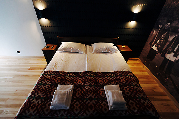 포토 JPG 해외이미지 디자인 벽 가구 백그라운드 장신구 창문 베개 호텔 휴가 휴식 아파트 프레임 실내 사람없음 내부 목재 장식 빛 수건 침실 방 흰색 침대 램프 직물 신선 잠 클래식 고급 서비스 만족 휴양지 부드러움 리빙 내추럴 정리함 스타일 해외포토 나무 감정 컬러 생활용품 컨셉 재료 침구 숙소 조명 주택 위생용품 장소 감각 파일형식 이미지허브