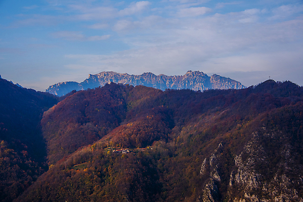 포토 JPG 해외이미지 나무 계절 공원 유럽 백그라운드 자연 하늘 휴가 산 파노라마 사람없음 야외 물 파란색 햇빛 반사 환경 맑음 놀람 이탈리아 활발 하이킹 시골 화려 숲 즐거움 그림 알프스 발견 내추럴 강렬 웅장함 절정 해외포토 자연요소 식물 공공시설 감정 나라 컬러 컨셉 레저 날씨 촬영기법 표정 태양 생태계 파일형식 이미지허브