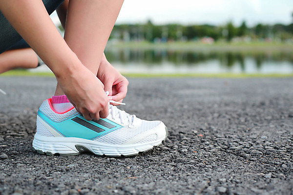 포토 JPG 해외이미지 라이프스타일 공원 여자 도로 스포츠 포즈 신발 신체 발 자연 건강 사람 성인 사람없음 야외 달리기 조깅 운동 일출 일몰 에너지 닫기 연습 마라톤 달리기선수 양발 해외포토 공공시설 길 교통시설 모션 경기 생활 신체부위 노을 육상스포츠 생태계 육상선수 파일형식 이미지허브