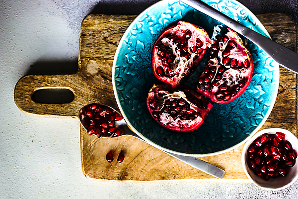 포토 JPG 해외이미지 접시 회색배경 사람없음 숟가락 칼 석류 나무도마 석류알 해외포토 식기 백그라운드 과일 도마 수저 목재 회색 파일형식 이미지허브